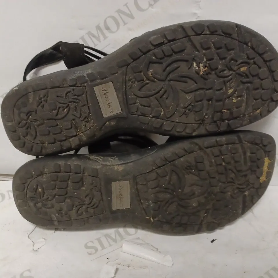 BOXED PAIR OF SKECHERS REGGAE SLIM SIMPLY STRETCH BLACK SANDALS - SIZE 8
