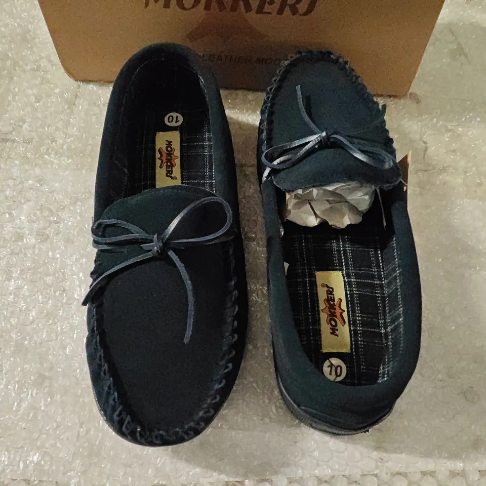 BOXED MONKERS MOCCASIN SLIPPER IN NAVY, UK 10 (MS461CX)