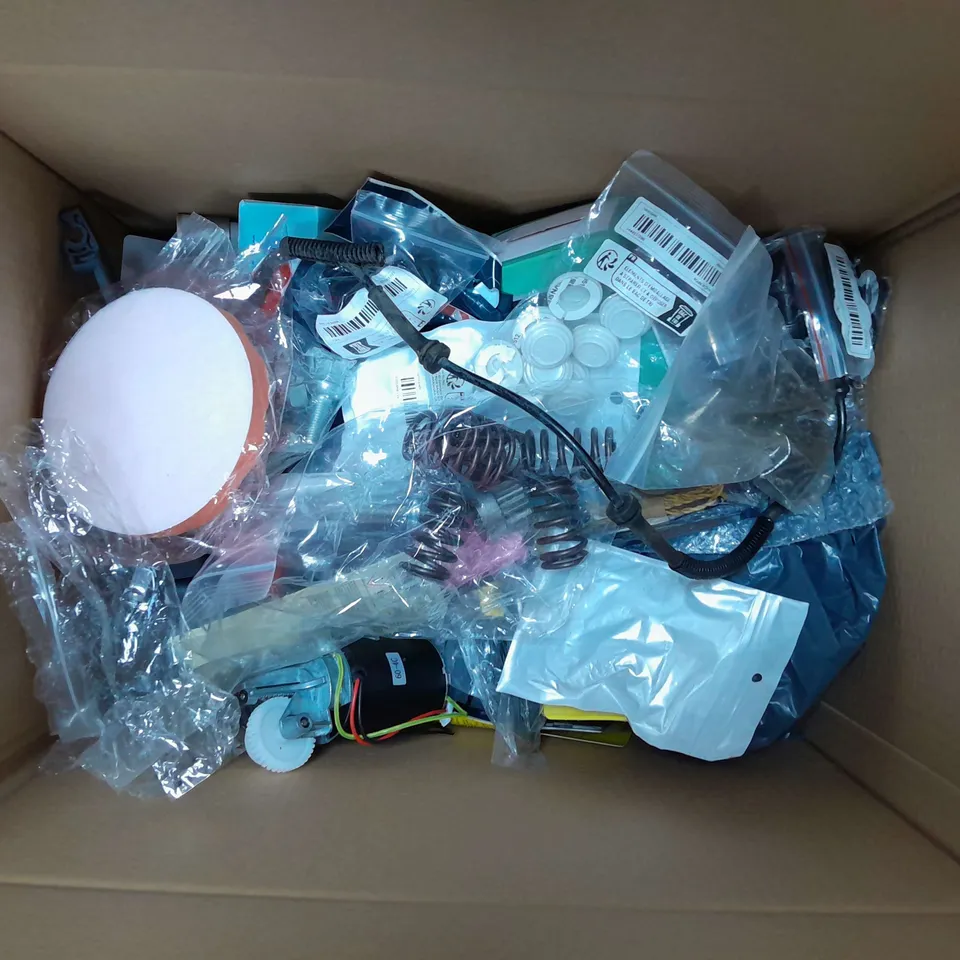 BOX OF ASSORTED CAR ITEMS TO INCLUDE - TOOLS - WING MIRROR - FUEL FILTER / COLLECTION ONLY 