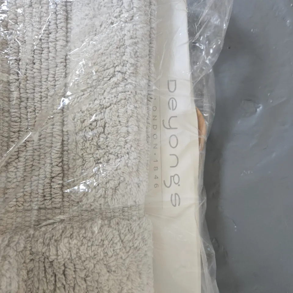 DEYONGS LONDON BATH TOWEL – GREY, IN PLASTIC PACKAGING