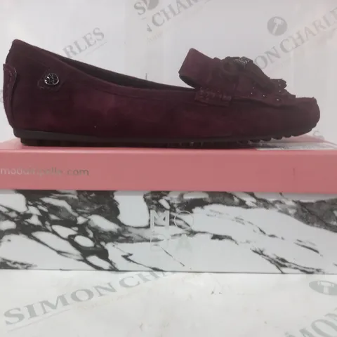 BOXED PAIR OF MODA IN PELLE ETHELIA SUEDE SHOES IN BURGUNDY SIZE 7