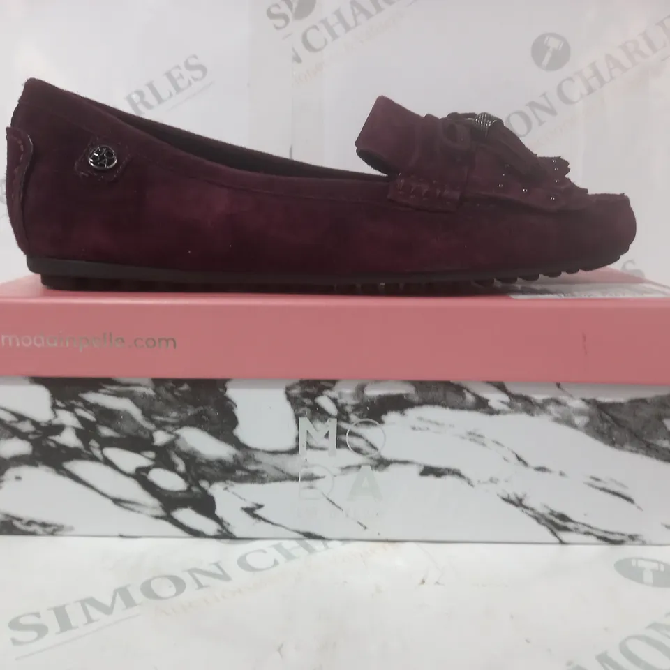 BOXED PAIR OF MODA IN PELLE ETHELIA SUEDE SHOES IN BURGUNDY SIZE 7