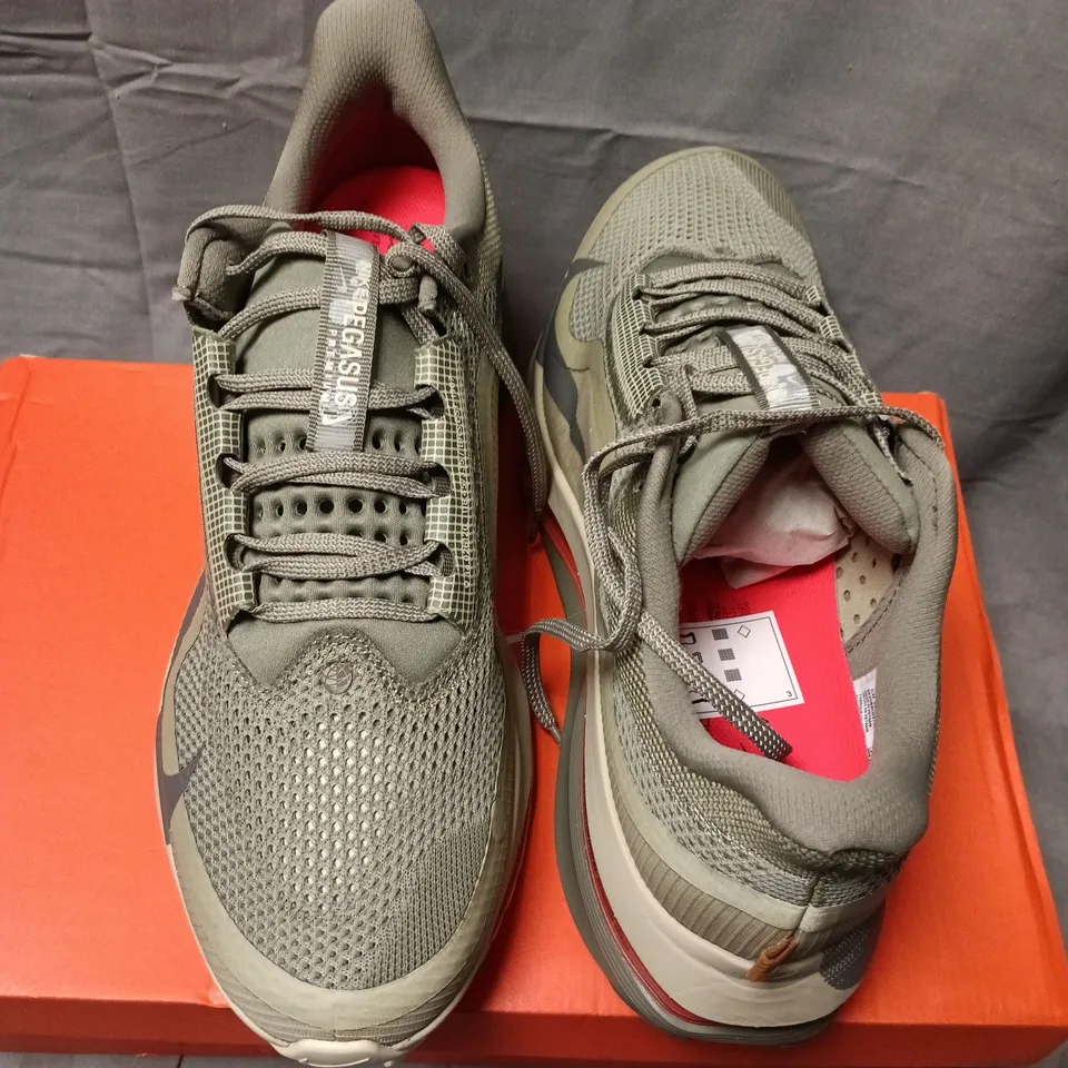 BOXED NIKE PEGASUS PREMIUM SNEAKERS – OLIVE/CAVE STONE – UK 12 (US 13)
