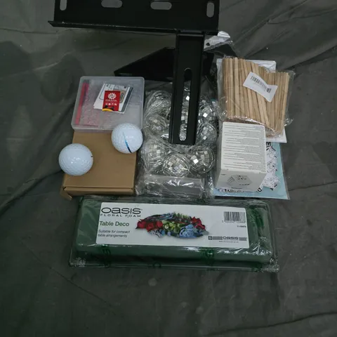 APPROXIMATELY 15 ASSORTED HOUSEHOLD ITEMS TO INCLUDE TRAVEL ADAPTOR, TITLEIST GOLF BALLS, FAUX FLORAL DECOR, ETC
