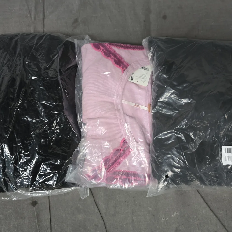 APPROXIMATELY 25 ASSORTED CLOTHING AND FASHION PRODUCTS IN VARIOUS STYLES AND SIZES - COLLECTION ONLY