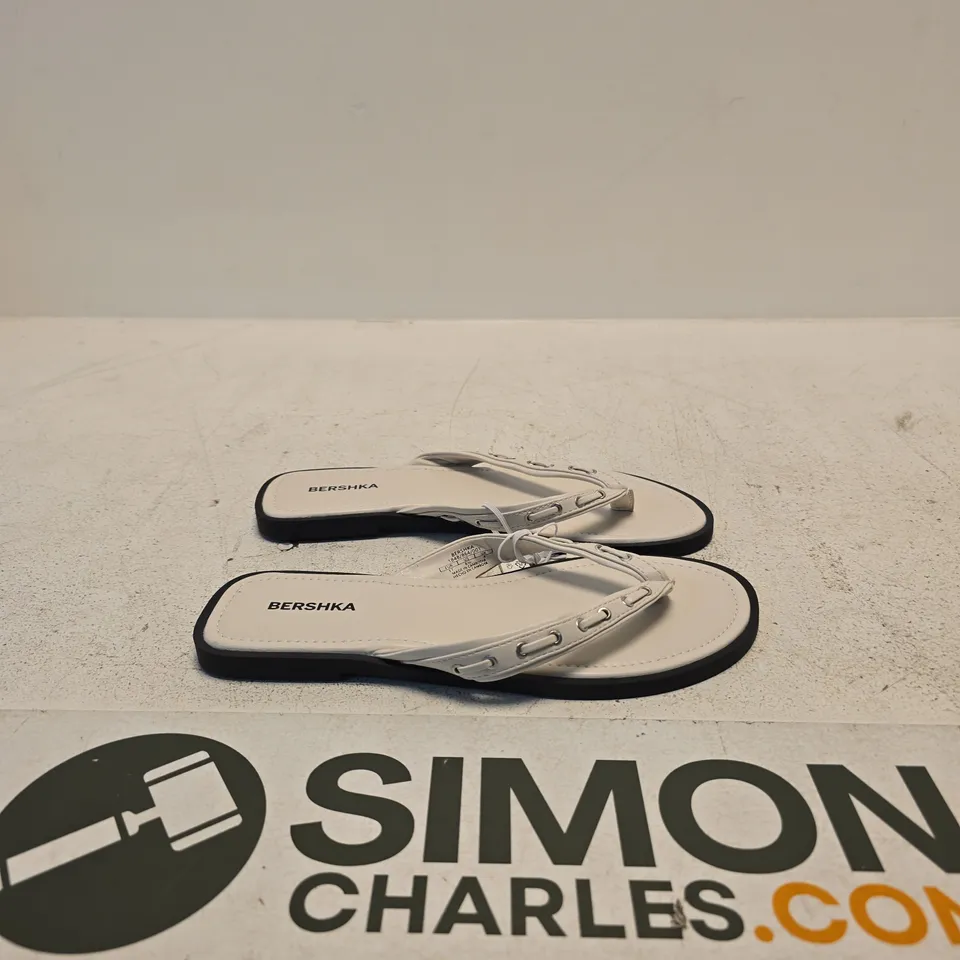 BERSHKA WHITE THONG SANDALS – UK 4