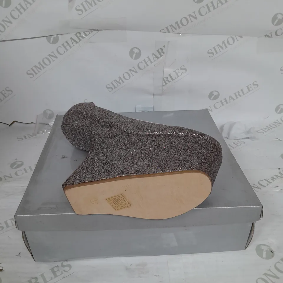 BOXED PAIR OF CASSANDRA PLATFORM SHOE IN MULTICOLOUR  GLITTER SIZE 7