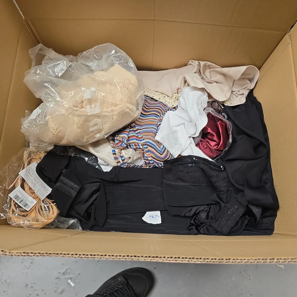 LARGE QUANTITY OF ASSORTED CLOTHING ITEMS TO INCLUDE ZARA, M&S AND BODEN