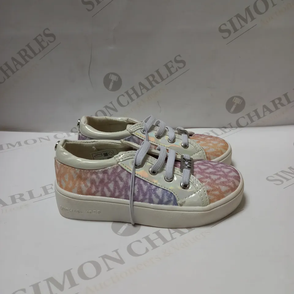 PAIR OF INFAINT MICHAEL KORS SHOES SIZE 6 AND HALF