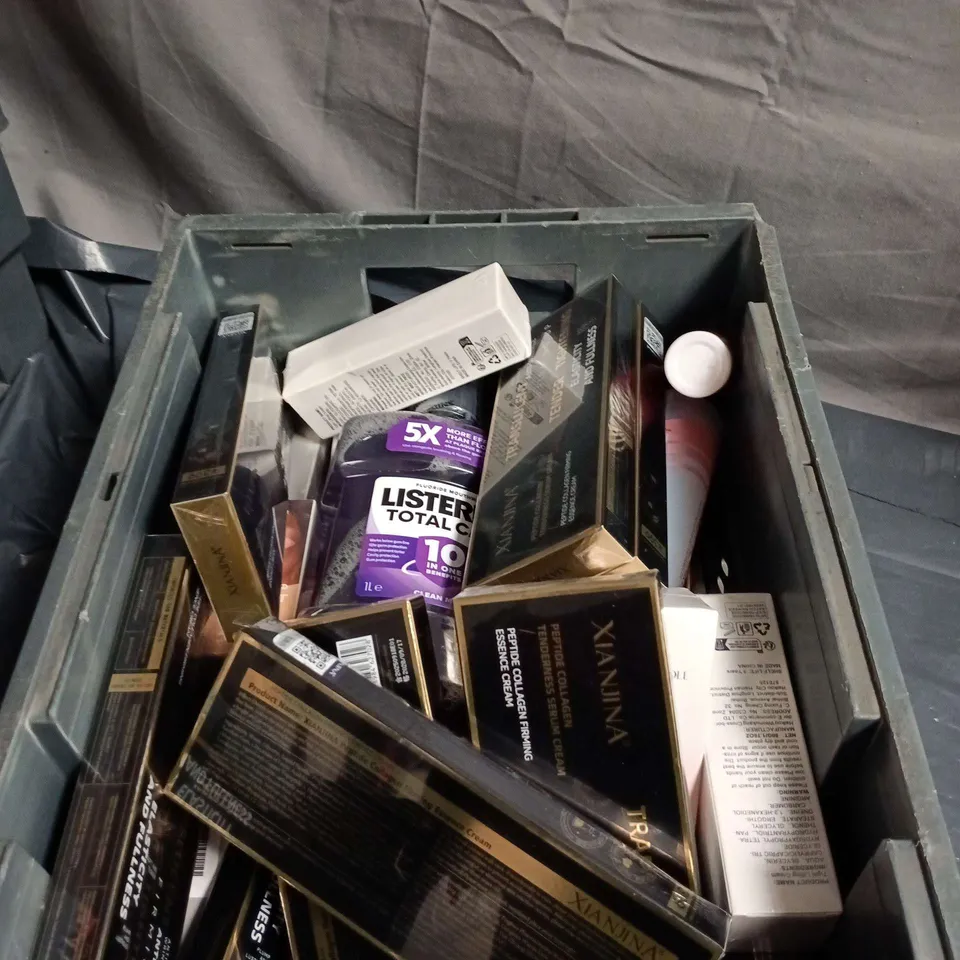 APPROXIMATELY 25 ASSORTED HEALTH AND BEAUTY ITEMS INCLUDING LISTERINE TOTAL CARE , KINKY CURLY DETANGLER AND COSY CHERRY BODY MIST 