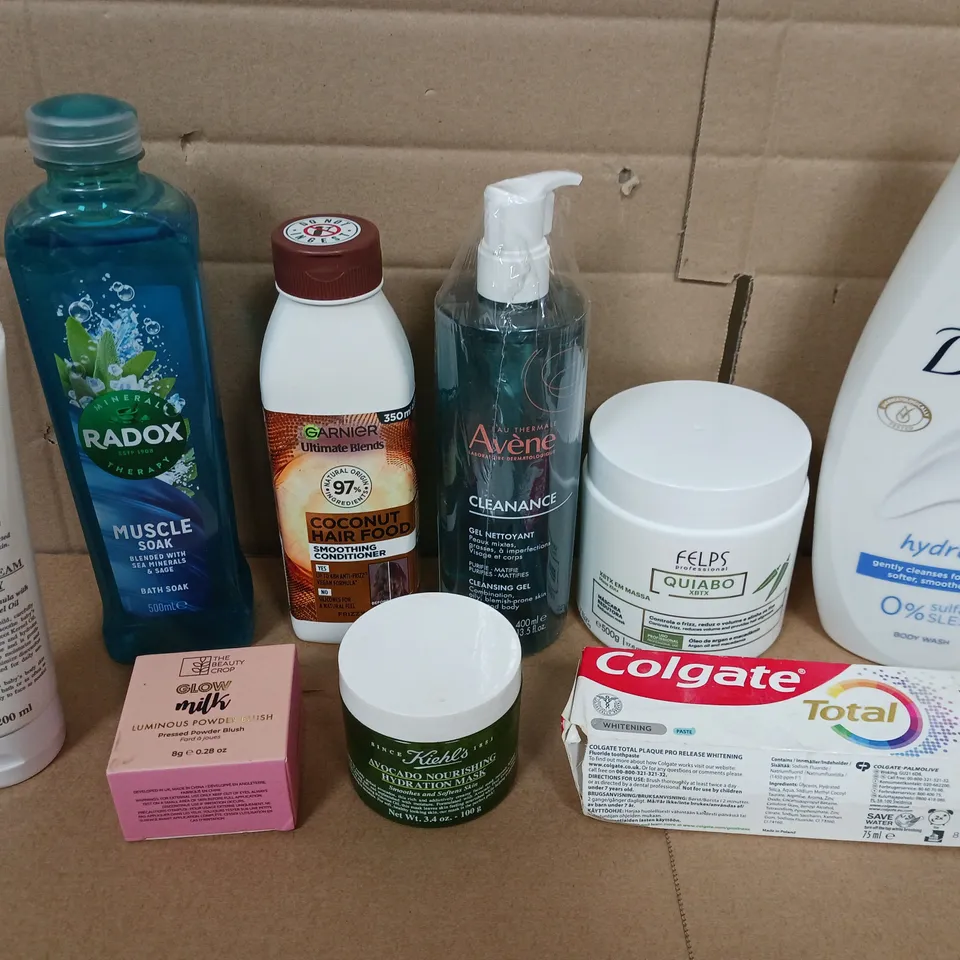 APPROX 12 ASSORTED BEAUTY PRODUCTS TO INCLUDE RADOX BATH SOAK, KIEHLS HYDRATION MASK, DOVE BODY WASH, ETC 