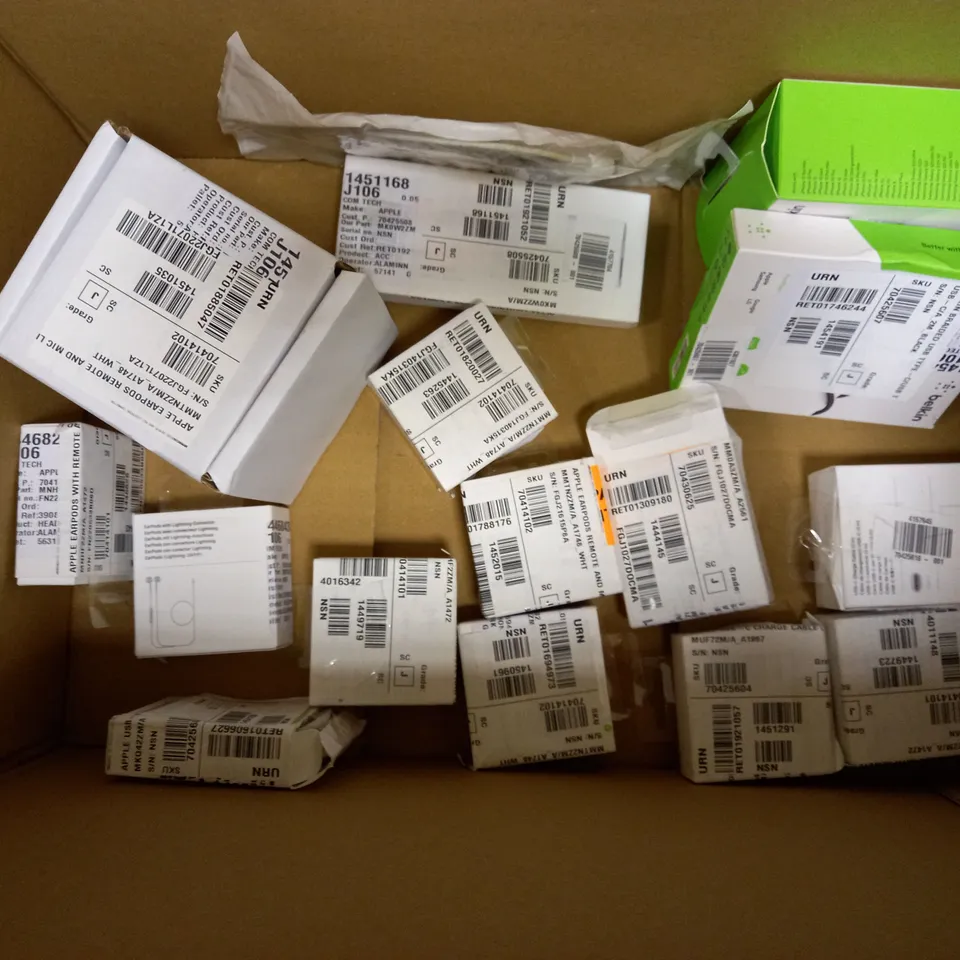 LOT OF APPROXIMATELY 20 ELECTRICAL ACCESSORIES, TO INCLUDE AUDIO TRANSMITTER, APPLE USB-C POWER ADAPTER, ETC