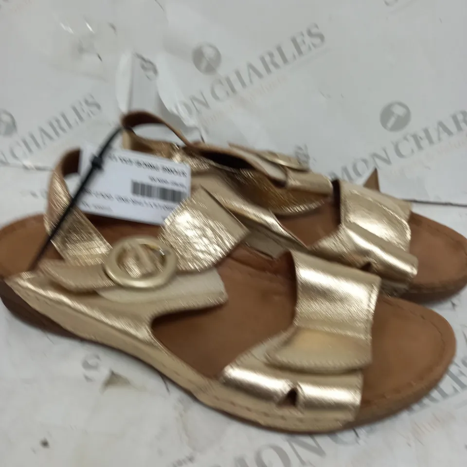 UNBOXED PAIR OF ADESSO LILY LEATHER SANDAL GOLD SIZE 8