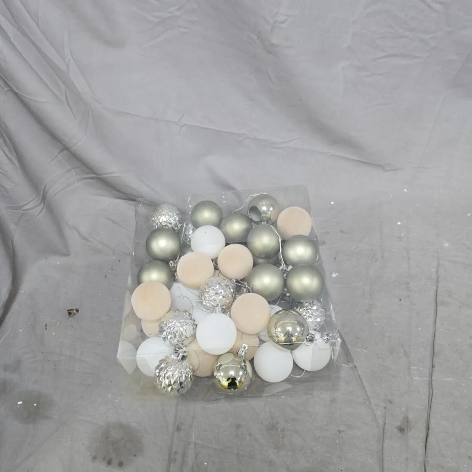 CAGE OF APPROXIMATELY 15 ASSORTED ITEMS TO INCLUDE: BAUBLES AND SNOWMAN DECORATION