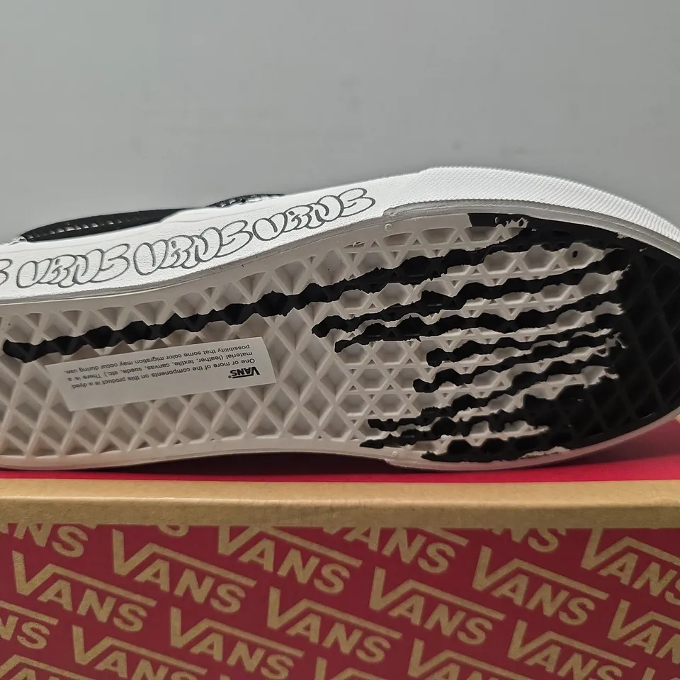 BOXED VANS OFF THE WALL CLASSIC SLIP O - UK 4 