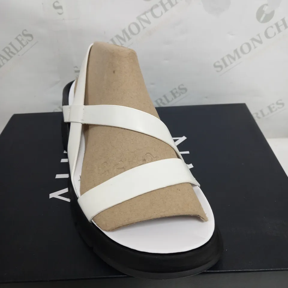 BOXED PAIR OF NATURALIZER SANDALS BLACK AND WHITE - SIZE 7