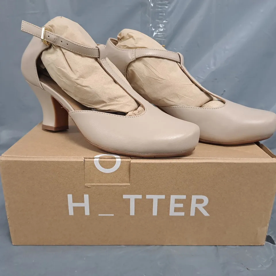 BOXED PAIR OF HOTTER HEELED SHOES IN SOFT BEIGE SIZE UK 7