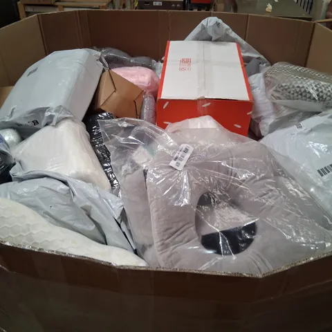 PALLET CONSISTING OF A LARGE QUANTITY OF ASSORTED PILLOWS AND SOFT FURNISHINGS