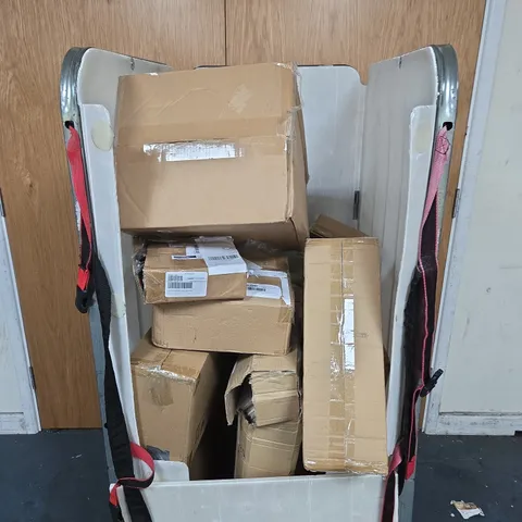 APPROXIMATELY 10 ASSORTED HOUSEHOLD PRODUCTS TO INCLUDE KETTLE, FESTIVE DECOR, GARDEN FIGURINE ETC