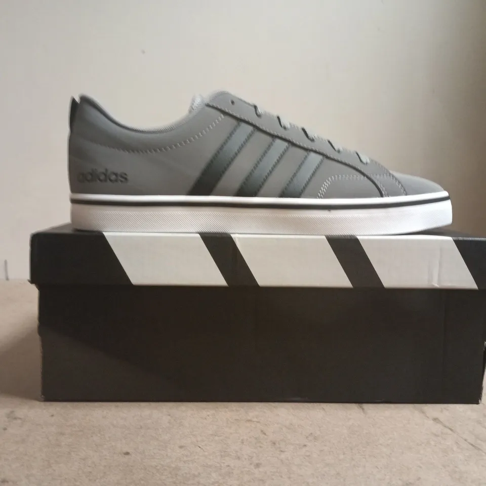 BOXED PAIR OF ADIDAS VS PACE 2.0 TRAINERS IN GREY/BLACK SIZE UK 10