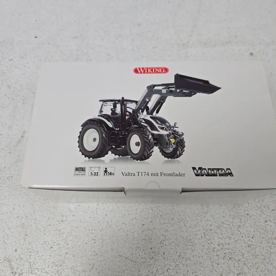 WIKING VALTRA TT74 WITH FRONT LOADER – 1:32 DIE-CAST TRACTOR MODEL (BOXED)
