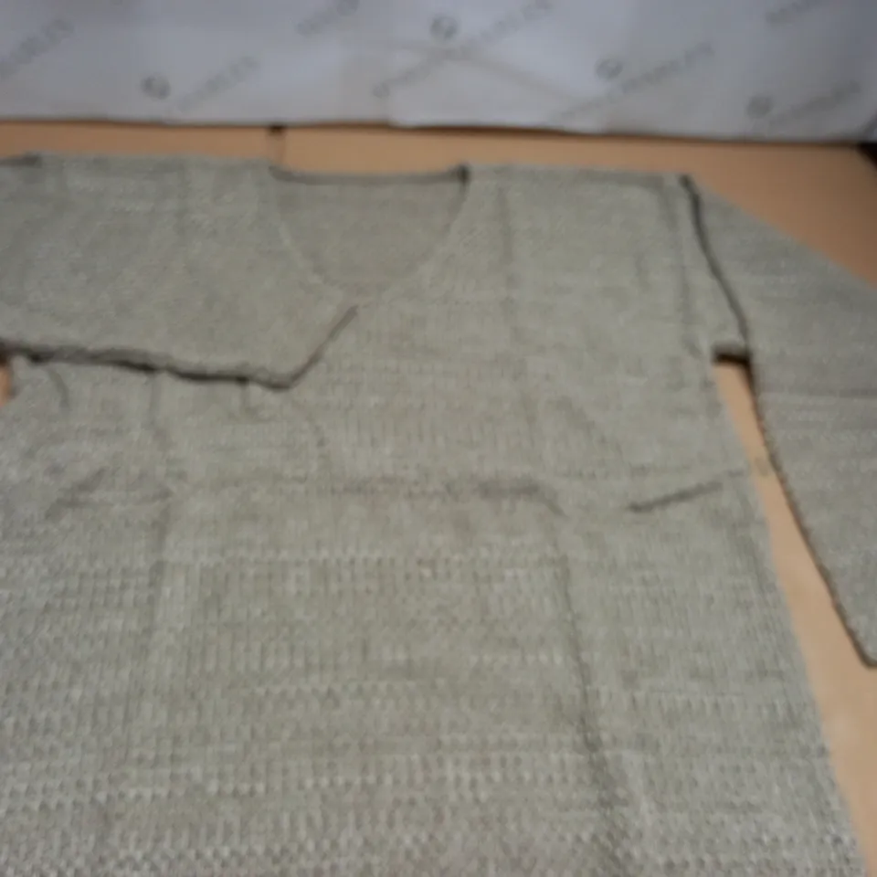 LOT OF APPROXIMATELY 28 V-NECK KNIT JUMPERS - SIZE UNSPECIFIED