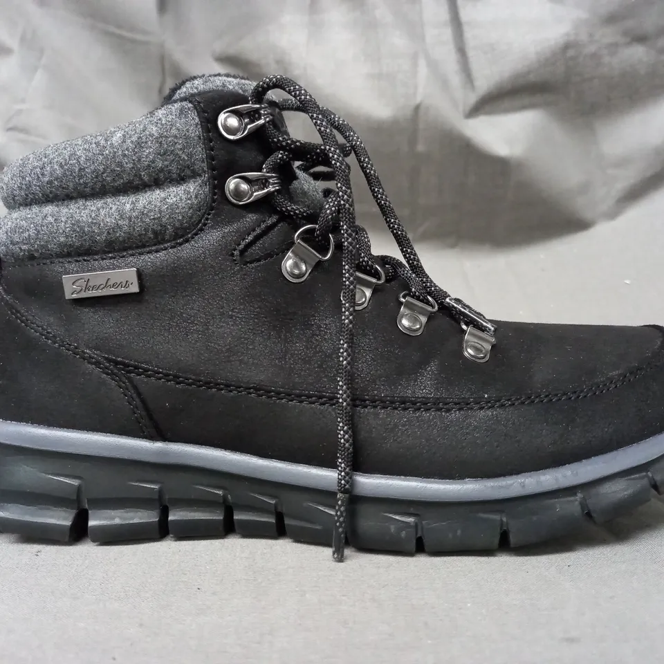 BOXED PAIR OF SKECHERS BOOTS IN BLACK SIZE 4.5