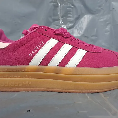 BOXED PAIR OF ADIDAS WOMEN'S GAZELLE SHOES IN PINK/WHITE SIZE UK 6