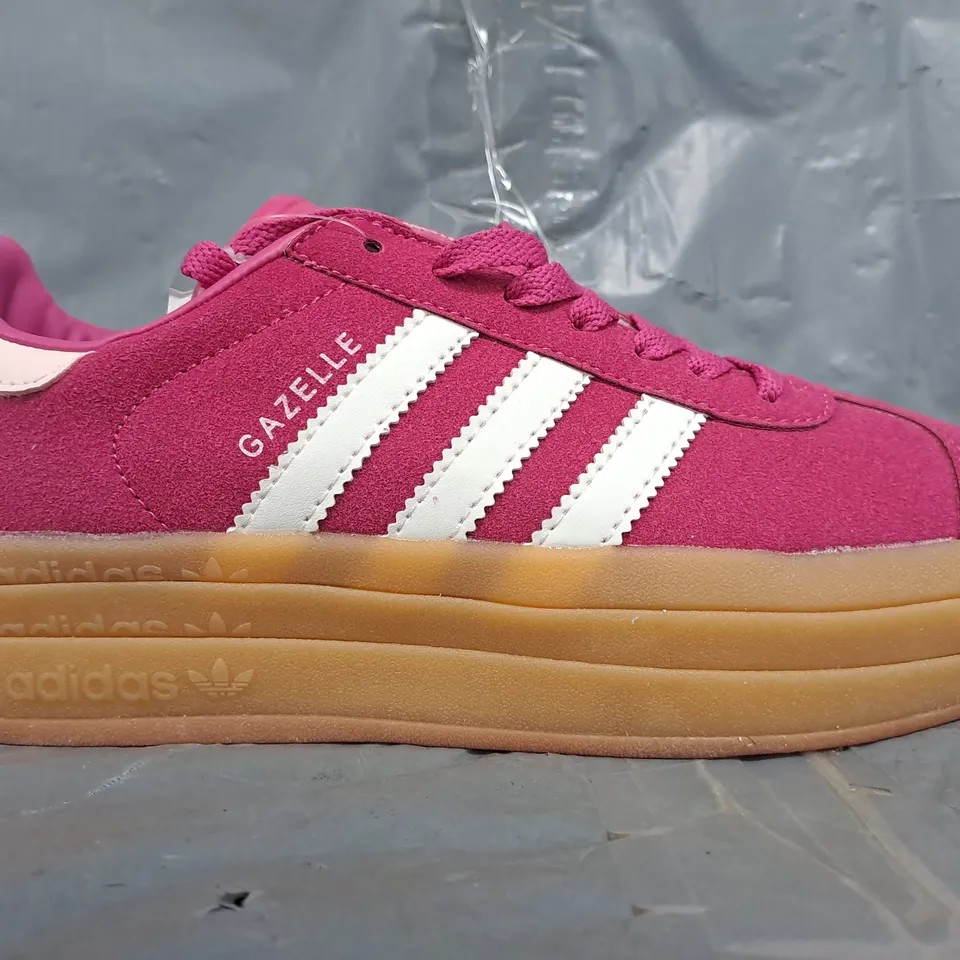 BOXED PAIR OF ADIDAS WOMEN'S GAZELLE SHOES IN PINK/WHITE SIZE UK 6