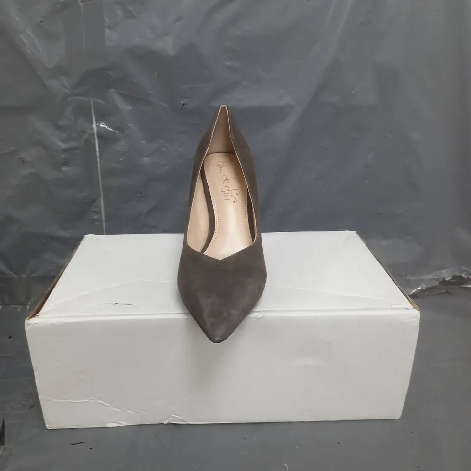 BED DE LISI HIGH HEELED COURT SHOES SUEDE CHOCOLATE SIZE 7