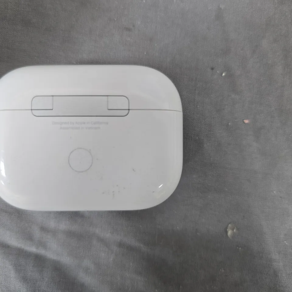 APPLE AIRPODS PRO WIRELESS EARBUDS WITH CHARGING CASE – WHITE