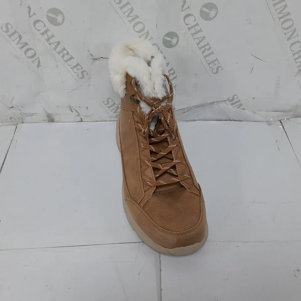 PAIR OF SKECHERS GLACIAL ULTRA COZYLY BOOTS IN CHESTNUT SIZE 6