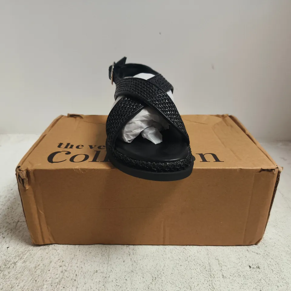 BOXED PAIR OF THE VERY COLLECTION OPEN TOE CROSS STRAP SLINGBACK SANDALS IN BLACK SIZE 6