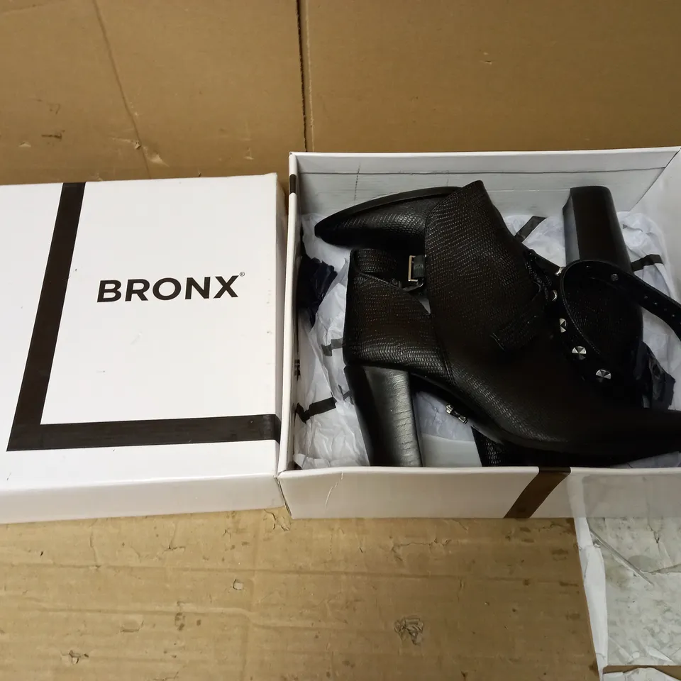 BLACK STUDDED POINTED TOE HEELED BOOT UK SIZE 7 
