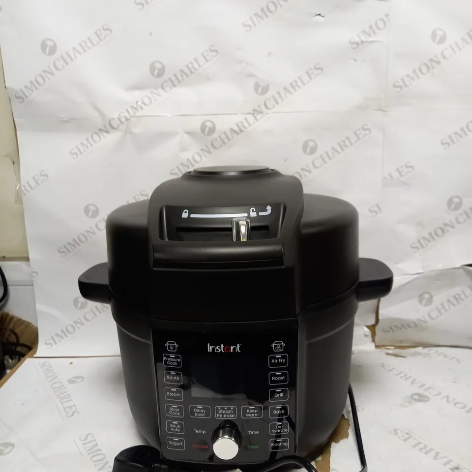 INSTANT POT DUO CRISP WITH ULTIMATE LID MULTI-COOKER AND AIR FRYER 