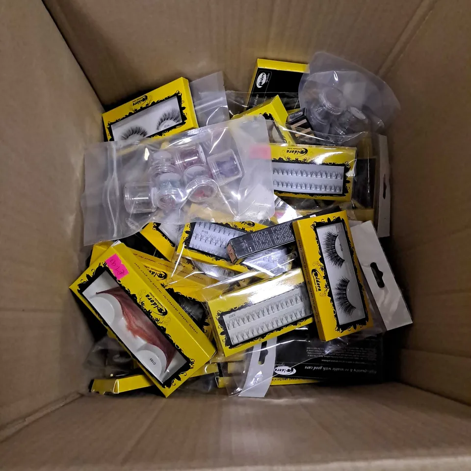 BOX OF APPROX 30 FANCY DRESS COSMETIC ITEMS TO INCLUDE - FALSE LASHES - COLOUR HAIRSPRAY - LIPSTICK - ETC