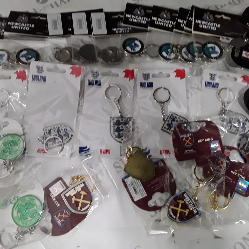 LOT OF APPROXIMATELY 30 ASSORTED FOOTBALL THEMED KEYRINGS