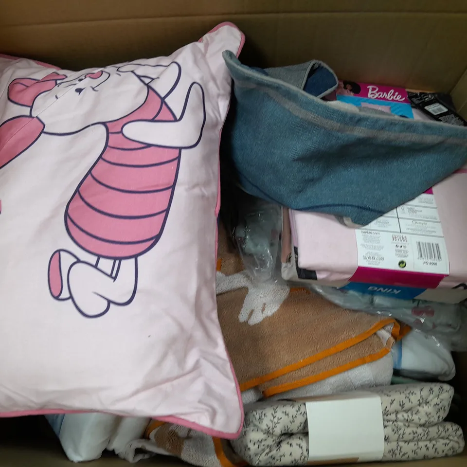 APPROXIMATELY 8 ASSORTED HOUSEHOLD ITEMS TO INCLUDE VARIOUS BEDDING IN VARIOUS SIZES AND STYLES