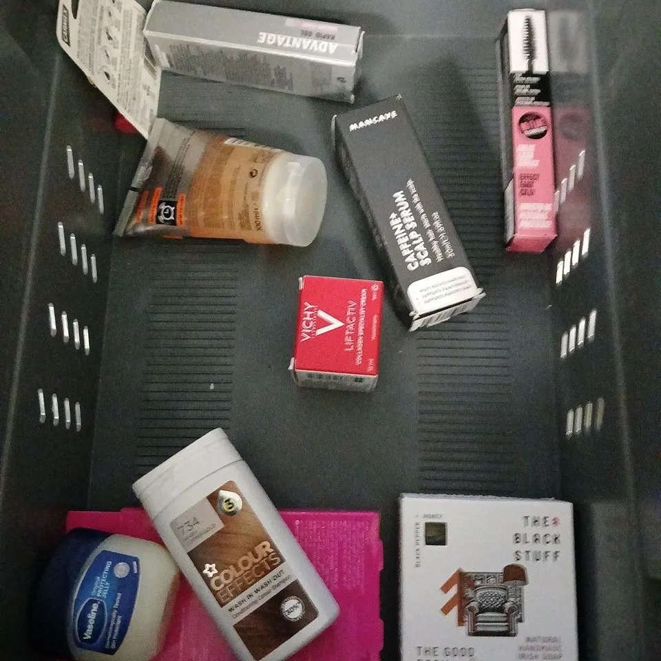 APPROXIMATELY 20 ASSORTED HEALTH & BEAUTY PRODUCTS TO INCLUDE BEDHEAD SHAMPOO & CONDITIONER, SLOW SUNDAY HAIR MASK, SOAP & GLORY BODY BUTTER, ETC