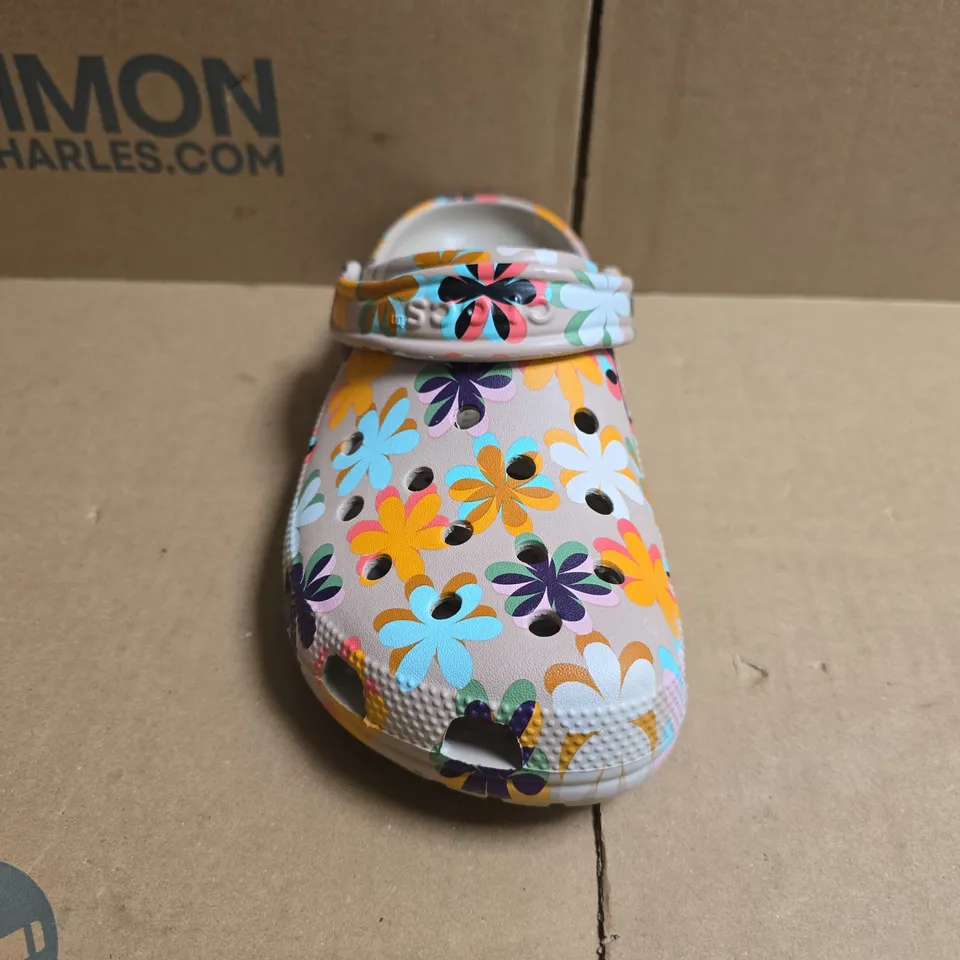 PAIR OF CROCS CLASSIC RETRO SUMMER CLOGS IN TAN W. MULTICOLOUR FLOWER DESIGN SIZE UK M7/W6