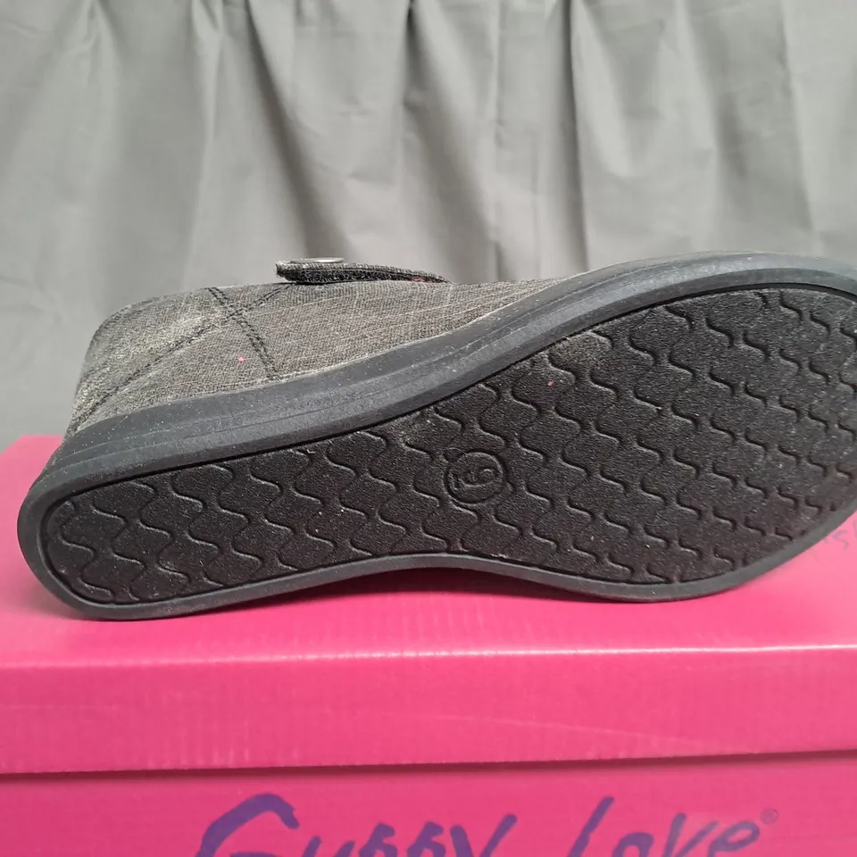 BOX OF APPROXIMATELY 10 PAIRS OF BLACK GUPPY LOVE WEDGE SHOES IN VARIOUS SIZES 