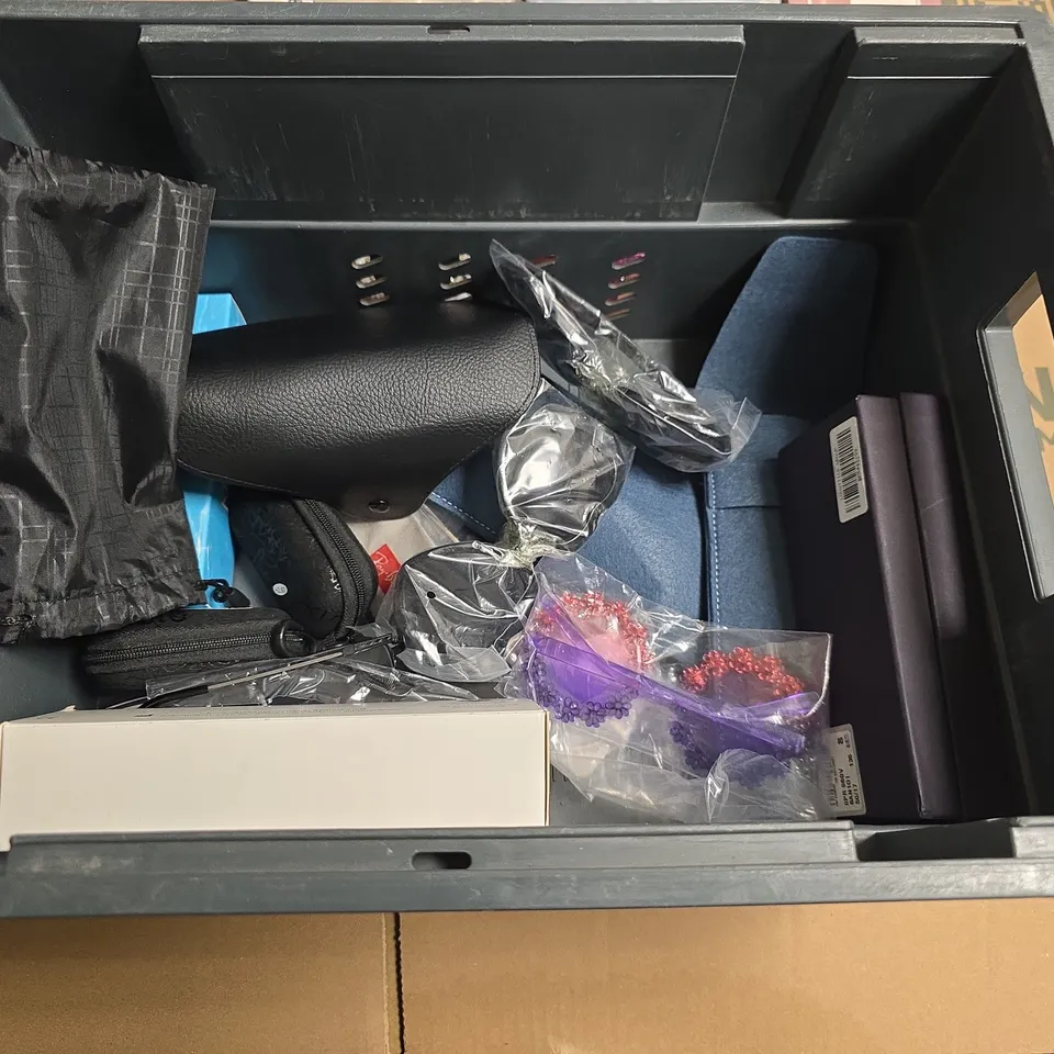 LOT OF APPROXIMARELY 22 ASSORTED PAIRS OF GLASSES AND CASES TO INCLUDE NOMAD, CIRCULAR AND NOOZ