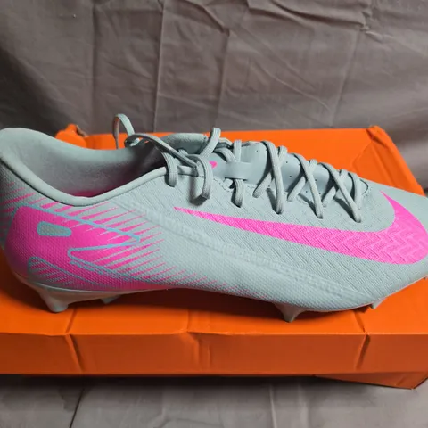 BOXED PAIR OF NIKE ZOOM VAPOR 16 ACADEMY FOOTBALL BOOTS - UK SIZE 10