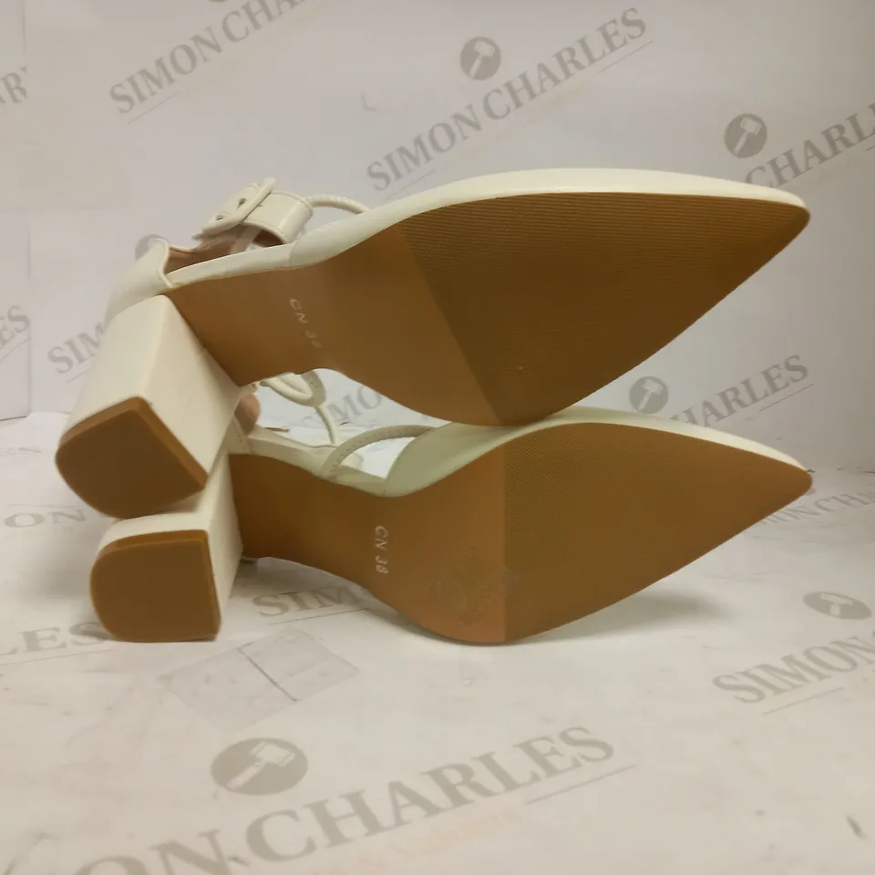 BLOCK HEELED POINTY TOE VELCRO/BUCKLE DETAIL HEELS WHITE EU 37