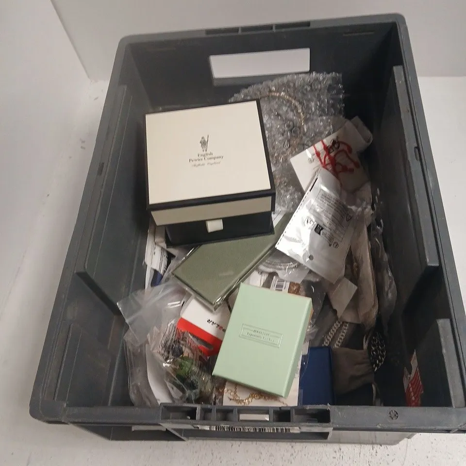 BOX OF APPROXIMATELY 20 ASSORTED JEWELLERY ITEMS TO INCLUDE: ENVY BRACLET/BANGLE 