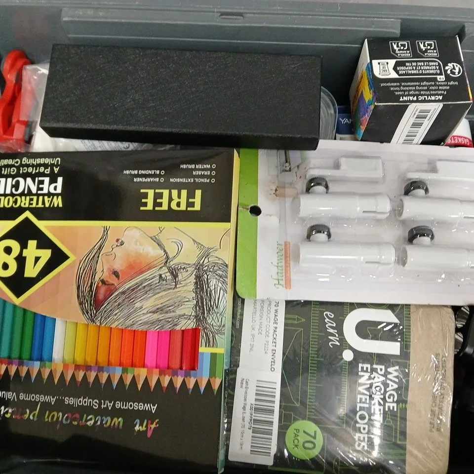 APPROXIMATELY 15 ASSORTED HOUSEHOLD ITEMS TO INCLUDE HEAT RESISTANT SILICONE, WAGE PACKET ENVELOPES, YANKEE CANDLE DIFFUSER BLENDS, ETC