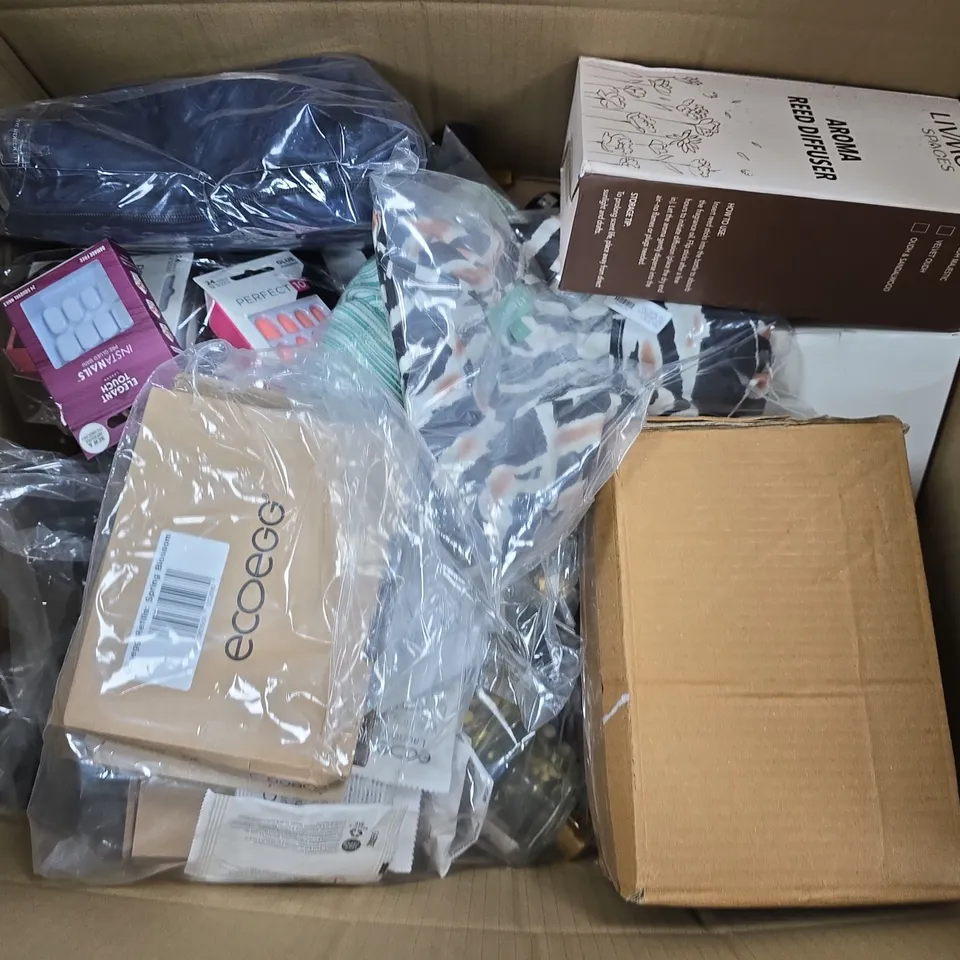 APPROXIMATELY 15 ASSORTED ITEMS TO INCLUDE MAGNIFYING GLASS, REED DIFFUSER, LA MAREY CLOTHING, ETC