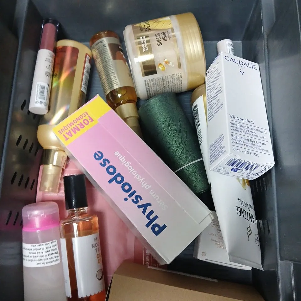 APPROXIMATEY 20 ASSORTED HEALTH AND BEAUTY PRODUCTS TO INCLUDE PANTENE SHAMPOO, GARNIER GRADUAL TAN LOTION AND JUNGLE FORMULA INSECT REPELLENT