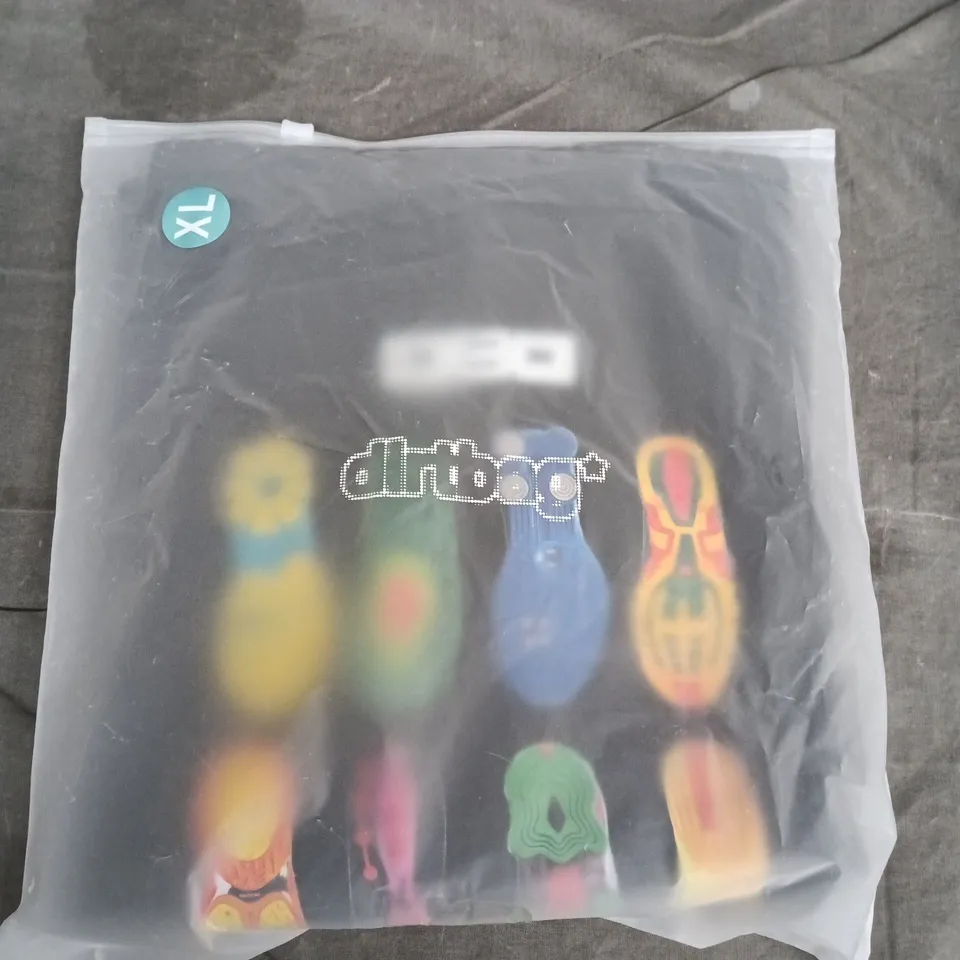 BAGGED DIRTBAG MULTICOLOURED FOOTPRINT T-SHIRT IN BLACK – SIZE XL