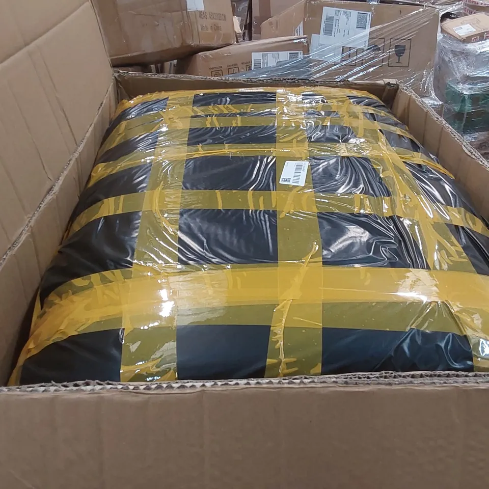 PALLET CONTAINING A LARGE QUANTITY OF RUGS ECT